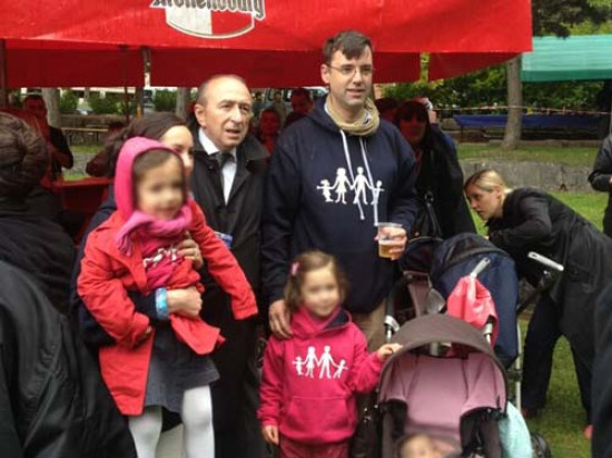 Collomb dénonce une manipulation après avoir été photographié avec des opposants au mariage gay