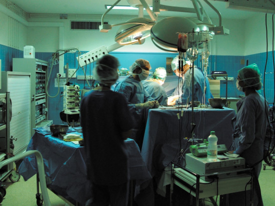 L'hôpital de la Croix-Rousse à Lyon poursuit sa mobilisation contre le transfert de son service de greffe du foie