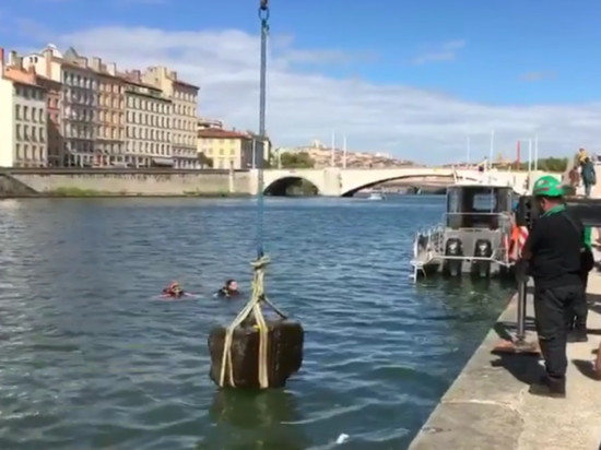 Lyon : un bloc avec des inscriptions romaines sorti de la Saône Lyon : un bloc avec des inscriptions romaines sorti de la Saône