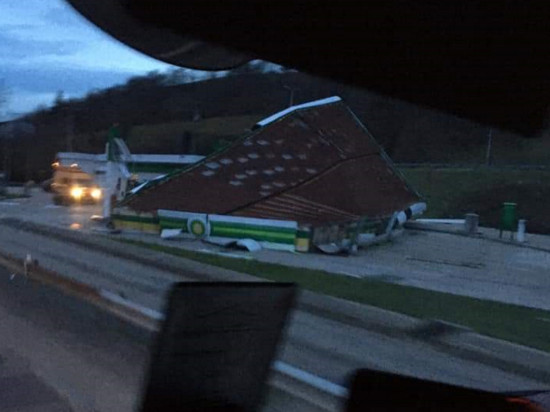 Vents violents : une station-service s’est effondrée au sud de Lyon