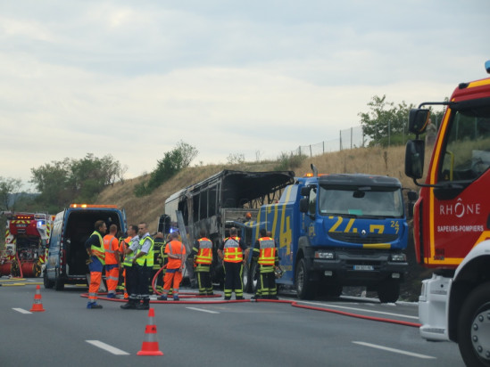 Un bus prend feu sur l'A7, au sud de Lyon