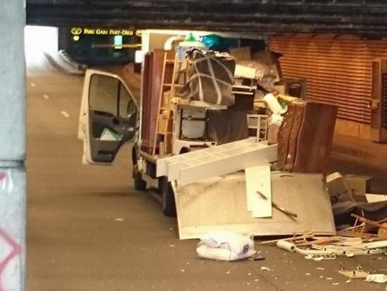 Un camion de déménagement s’explose sous une trémie à Lyon