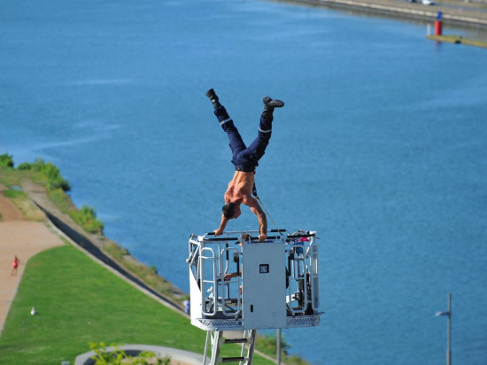 Lyon : les (h)éros du feu se dévoilent dans un calendrier des pompiers sexy-soft