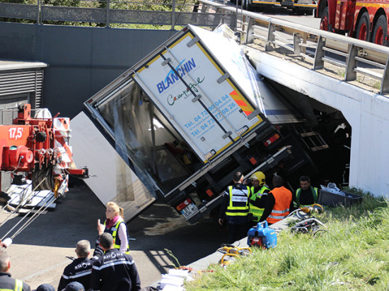 Vénissieux : un chauffeur calcule mal la hauteur et s'encastre sous une trémie (Màj)