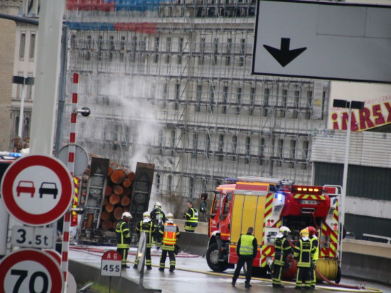 Camion en feu &agrave; la sortie de Fourvi&egrave;re : le tunnel a rouvert en direction de Marseille
