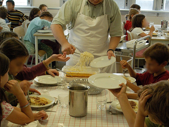 Villeurbanne : des bons d'achat distribués aux familles modestes pour remplacer la cantine