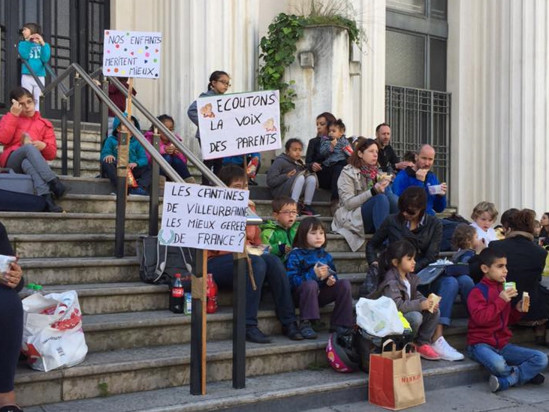 Grève des cantines à Villeurbanne : une centaine de parents et d’enfants pique-niquent devant la mairie