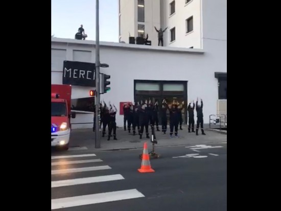 Les pompiers de Lyon font un Ahou pour le personnel soignant