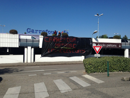 Action des éleveurs bovins ce mercredi au Carrefour Ecully
