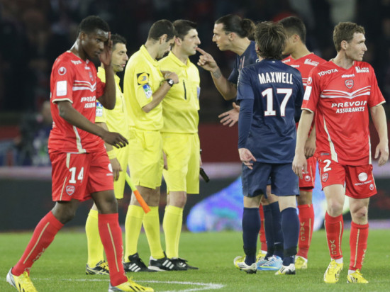 L'arbitre lyonnais Alexandre Castro, bousculé par Léonardo, porte plainte pour menaces de mort L'arbitre lyonnais Alexandre Castro, bousculé par Léonardo, porte plainte pour menaces de mort