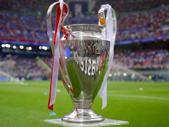 Le trophée de la Ligue des champions fait étape à Lyon !