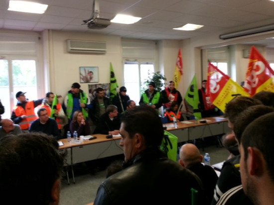 Une centaine de cheminots manifestent contre la sous-traitance et le projet de réforme du système ferroviaire Une centaine de cheminots manifestent contre la sous-traitance et le projet de réforme du système ferroviaire