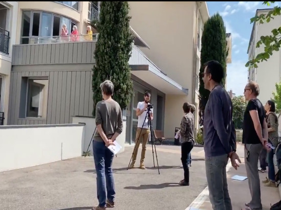 Lyon : une chorale vient chanter devant une maison de retraite