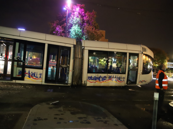 Lyon : deux blessés graves après une collision entre le tram et une voiture
