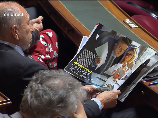 Même au Sénat, Collomb ne peut pas vivre sans Macron