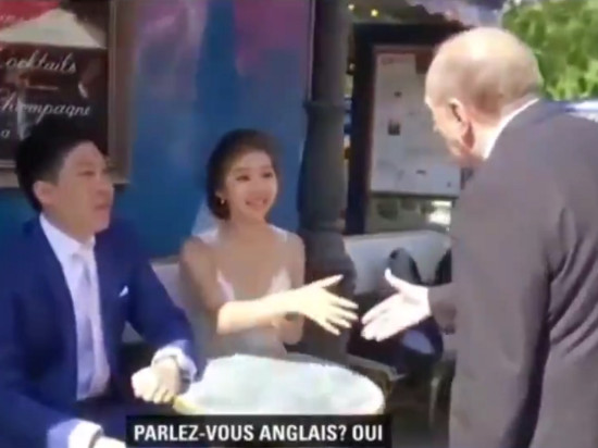 Quand Collomb, "minister of police" veut se faire prendre en photo avec des touristes malaisiens (VIDEO)