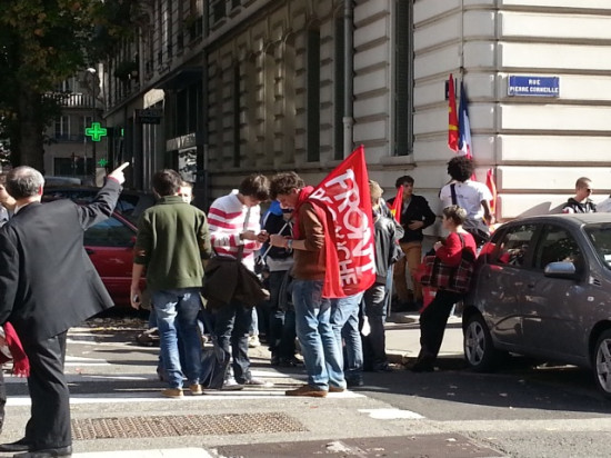Expulsion de Leonarda et Khatchik : les Jeunes Communistes rassemblés devant la préfecture du Rhône Expulsion de Leonarda et Khatchik : les Jeunes Communistes rassemblés devant la préfecture du Rhône