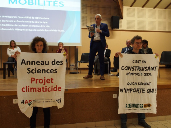Alternatiba perturbe une réunion publique LREM pour dénoncer l'Anneau des Sciences