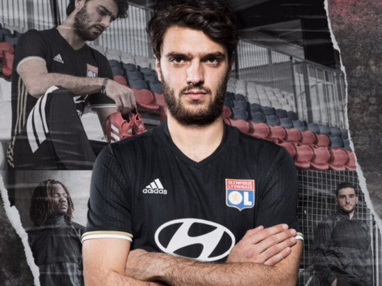 L'OL dévoile son 3e maillot "pour briller en coupe"