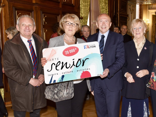 Lyon : remise de la 20 000e carte Senior