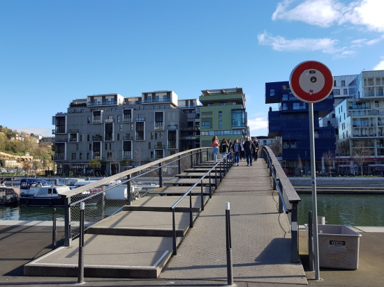 Circuler à vélo sur la passerelle de la darse de Confluence : c'est terminé !