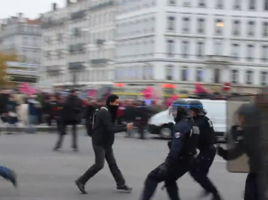 Débordements lors de la manif anti-FN : procès renvoyé pour les deux casseurs présumés