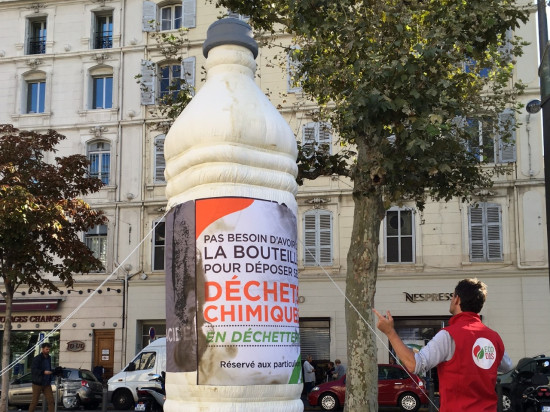 La place Carnot investie de produits chimiques !