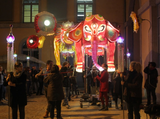 Les coulisses du défilé de la Fête des Lumières (photos)