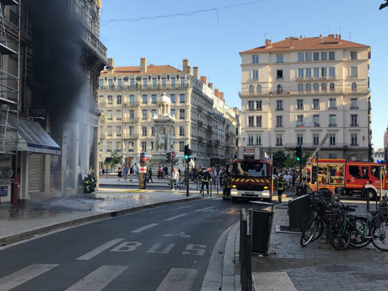 Lyon : un incendie se déclare place des Jacobins - VIDEO Lyon : un incendie se déclare place des Jacobins - VIDEO