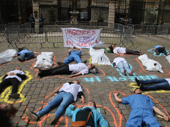 Grève aux urgences : une cinquantaine de "morts" sur la place de la Comédie à Lyon