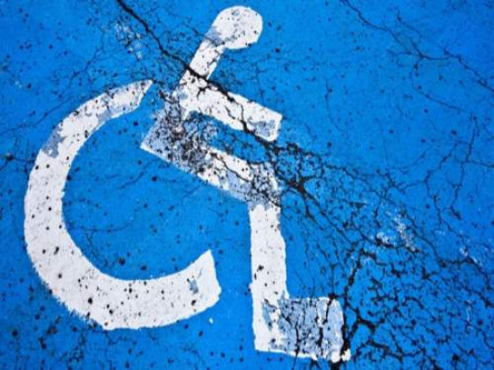 Un élu de Givors violenté par un automobiliste qui s'était garé sur une place handicapée Un élu de Givors violenté par un automobiliste qui s'était garé sur une place handicapée