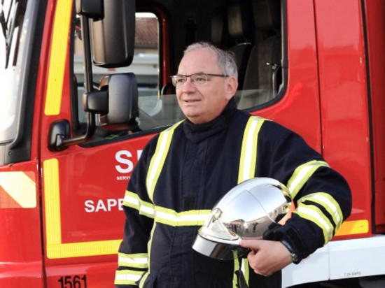 Bernard Perrut, député du Rhône, pompier de Villefranche-sur-Saône le temps d'une nuit Bernard Perrut, député du Rhône, pompier de Villefranche-sur-Saône le temps d'une nuit