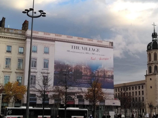Lyon : le collectif Plein La Vue dénonce la nouvelle campagne publicitaire place Bellecour
