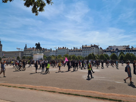 Lyon : environ 500 gilets jaunes place Bellecour