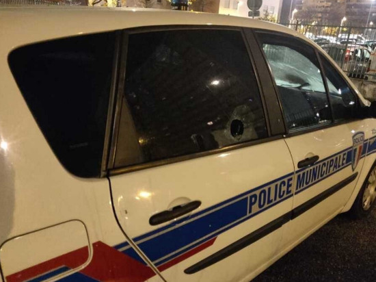 "Ces faits criminels sont intolérables" : le maire de Rillieux-la-Pape réagit aux attaques au mortier sur la police