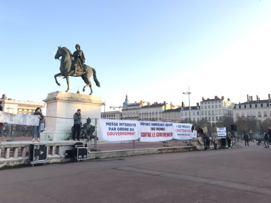 Lyon : environ 600 personnes place Bellecour ce dimanche pour demander le retour des messes