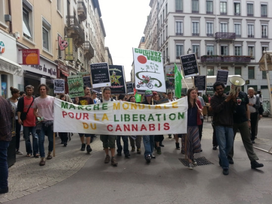 Lyon : une trentaine de personnes à la marche mondiale pour le cannabis Lyon : une trentaine de personnes à la marche mondiale pour le cannabis