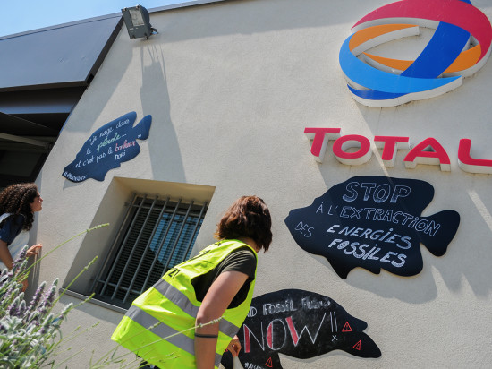 Lyon : opération marée noire de Greenpeace à la station-service de Solaize