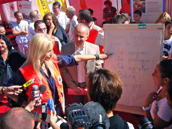 Adriana Karembeu sensibilise à Lyon pour la Croix-Rouge