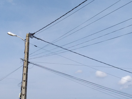 Chutes de neige : encore 36 000 foyers privés d'électricité à la mi-journée