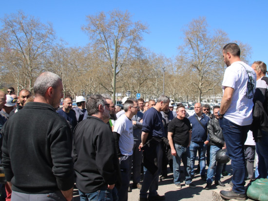 Une centaine d'égoutiers manifestent à Lyon Une centaine d'égoutiers manifestent à Lyon