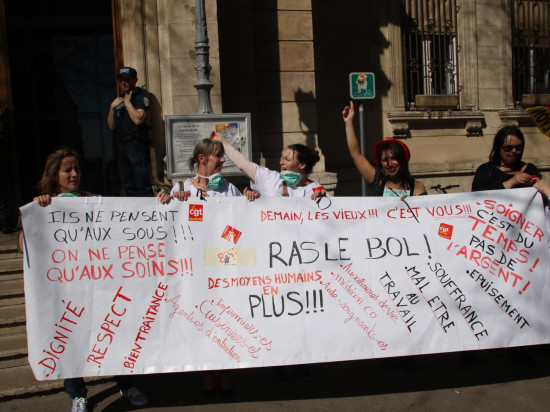Ehpad Marius-Bertrand : une partie du personnel manifeste devant la mairie du 4e
