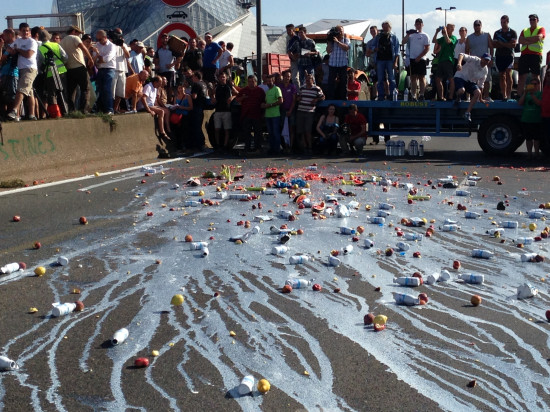 Prix du lait : des opérations de stickage dans les grandes surfaces du Rhône