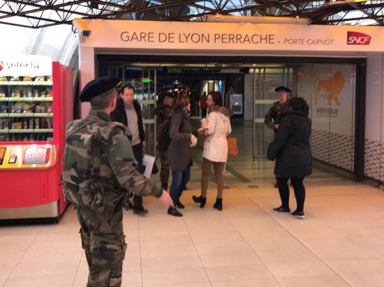 Lyon : une partie de la gare de Perrache bouclée par les militaires à cause d'un colis suspect Lyon : une partie de la gare de Perrache bouclée par les militaires à cause d'un colis suspect