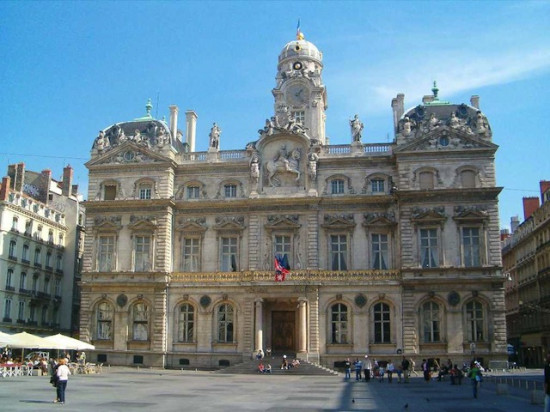 On réagit toujours à l’annonce de candidature de Gérard Collomb pour les Municipales de 2014