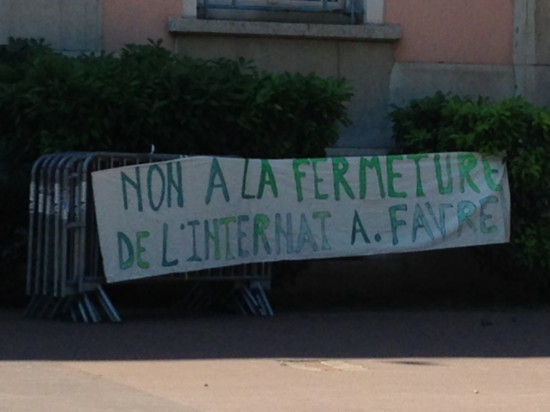 Fermeture de l’internat Favre : le personnel ne baisse pas les bras