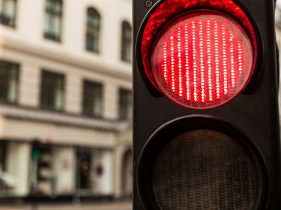 Les automobilistes lyonnais grillent 42% des feux aux heures de pointe !