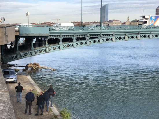 Lyon : après un vol à l’arraché, ils se cachent dans les armatures d’un pont