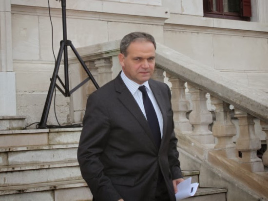 François-Noël Buffet veut limiter la rétention et améliorer les conditions de détention des étrangers