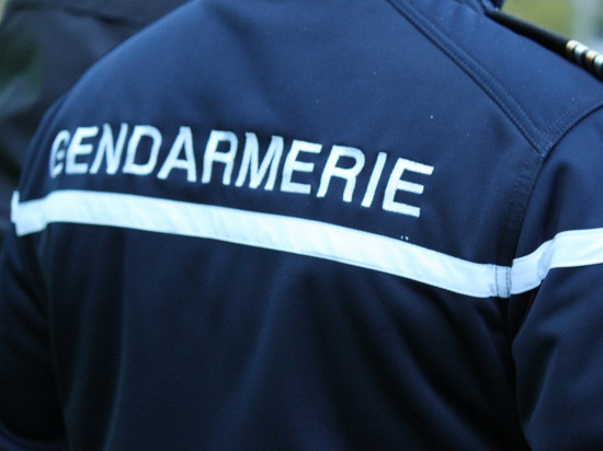 Ils arrachent un distributeur de billets avec une dépanneuse